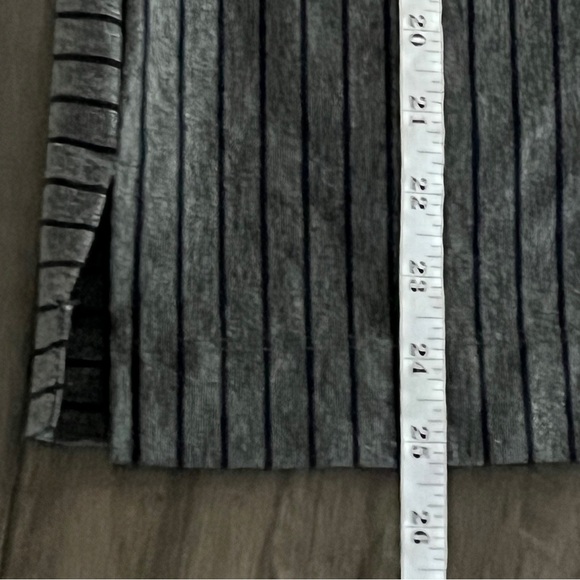 Sunhee Moon Gray Top with White Petite Stripes and Pockets - Size 2 - Picture 11 of 12
